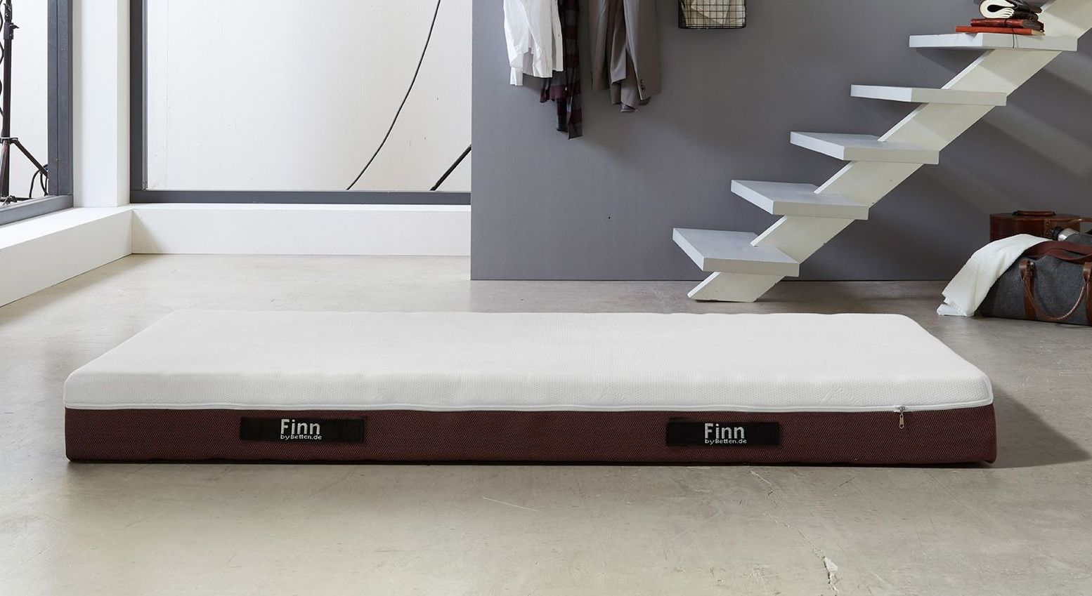 Die Wendematratze "Finn" (hier mit elastischer Bezugsseite oben) ist für Personen bis 130 kg geeignet.