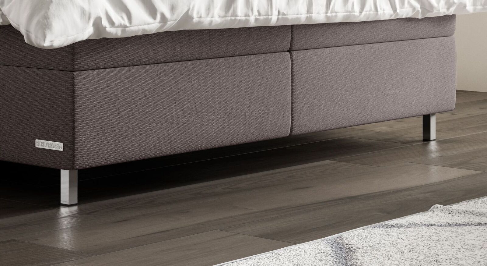 Für einen eleganten Kontrast sorgen die kantigen Füße aus Metall.