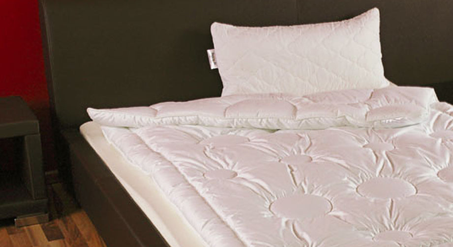 Die Kamelflaum-Leicht-Bettdecke "Schiltach" ist mit einer Füllung aus naturbelassenem Kamelflaumhaar versehen.