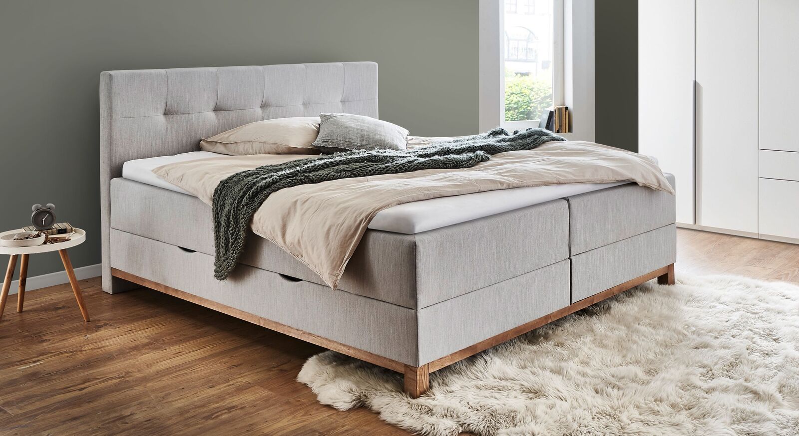 Als Doppelbett verfügt das Bettkasten-Boxspringbett "Alamea" Express über zwei großzügige Bettkästen.