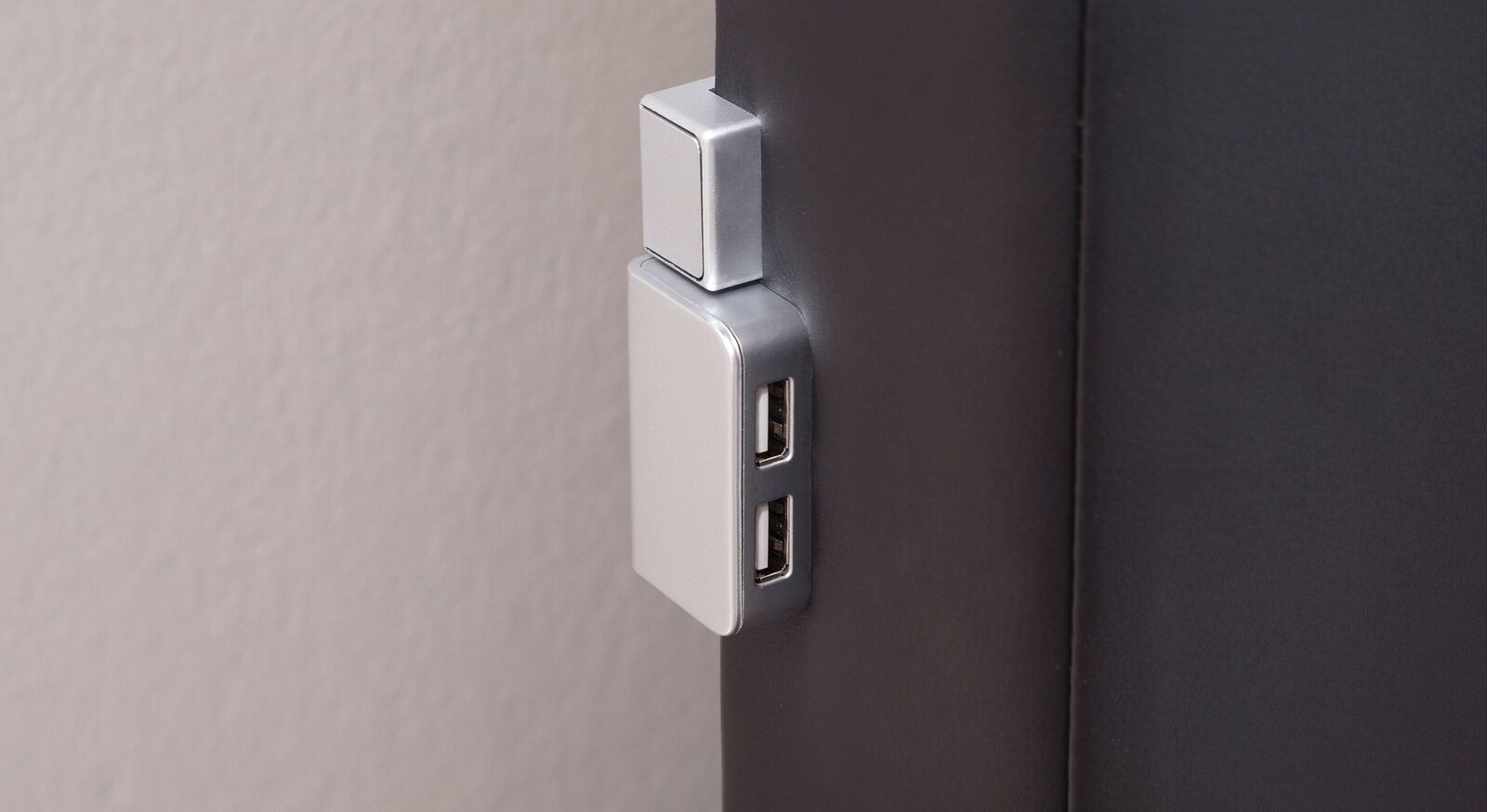 Der Schalter für die LED-Beleuchtung und die praktischen USB-Anschlüsse befinden sich seitlich am Kopfteil.