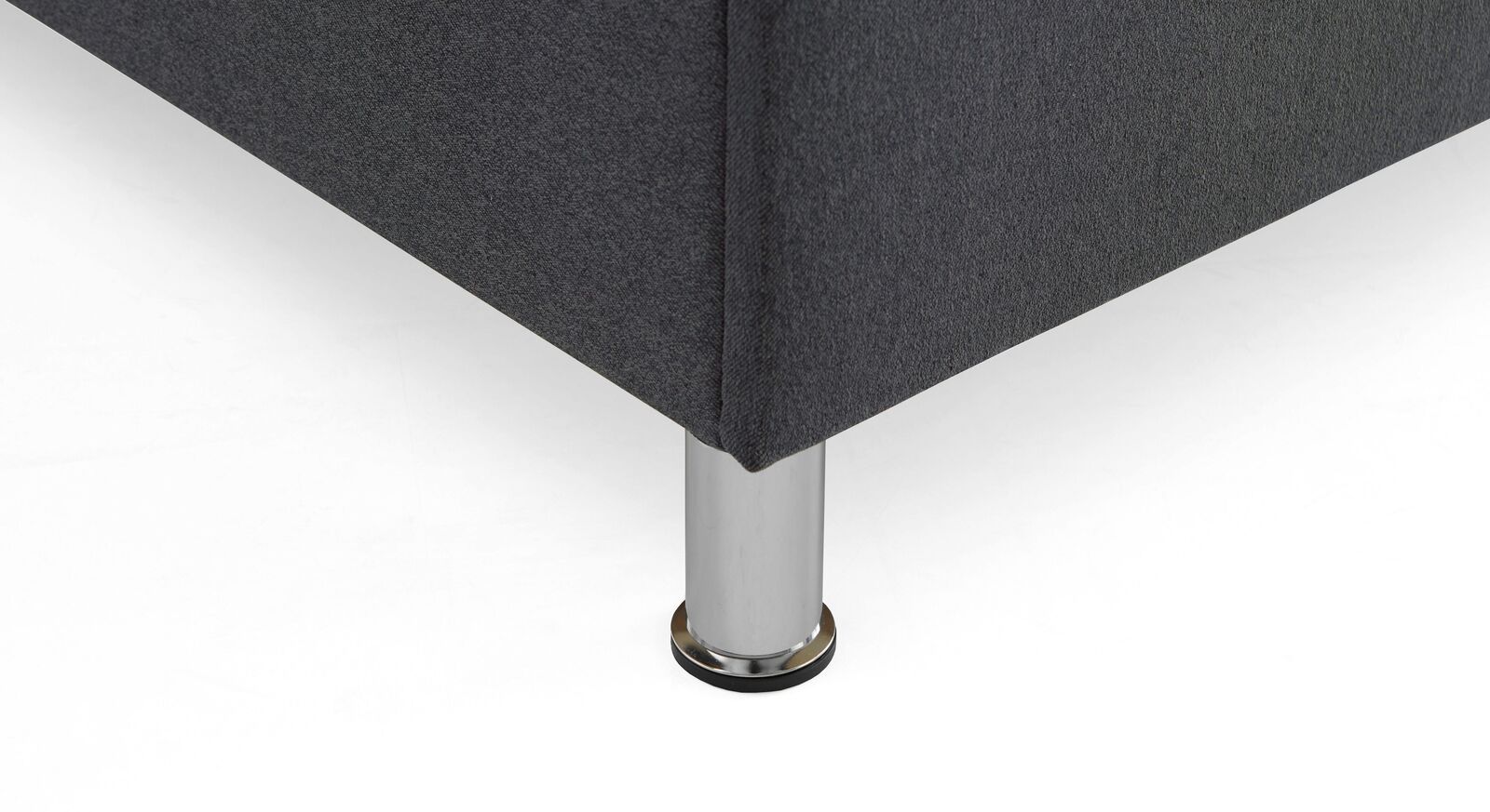 Die runden Metallbeine betonen mit ihrer verchromten Oberfläche den modernen Look des Bettes.