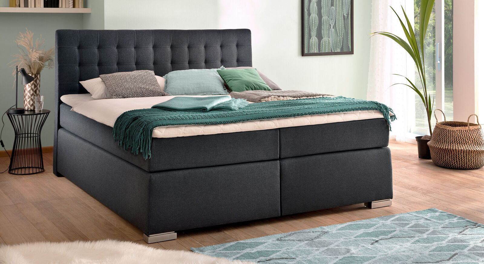Gönnen Sie sich mit dem Bettkasten-Boxspringbett "Edessa" eine überaus komfortable und charmante Schlafstätte mit Stauraum.