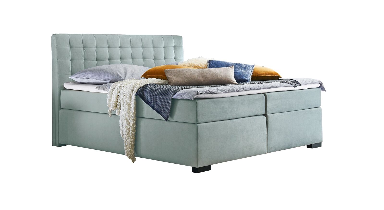 In der Farbe Eisblau bekommt das Bettkasten-Boxspringbett "Edessa" einen frischen und modernen Look.