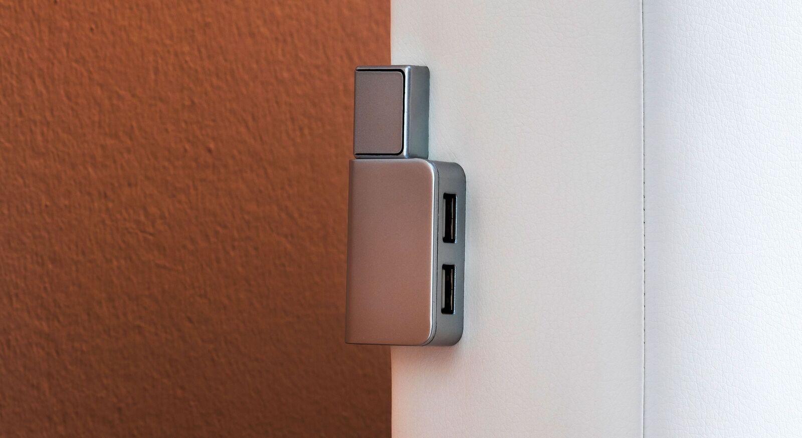 Der Schalter für die LED-Beleuchtung und die praktischen USB-Anschlüsse befinden sich seitlich am Kopfteil.