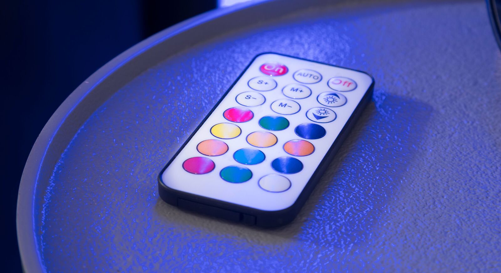 Mithilfe der Fernbedienung können Sie die LED-Beleuchtung am Kopfteil individuell nach Ihren Wünschen einstellen.