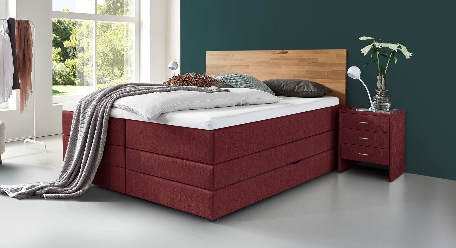 Zum markanten Hingucker wird Ihr Boxspringbett mit dem rot melierten Webstoffbezug.