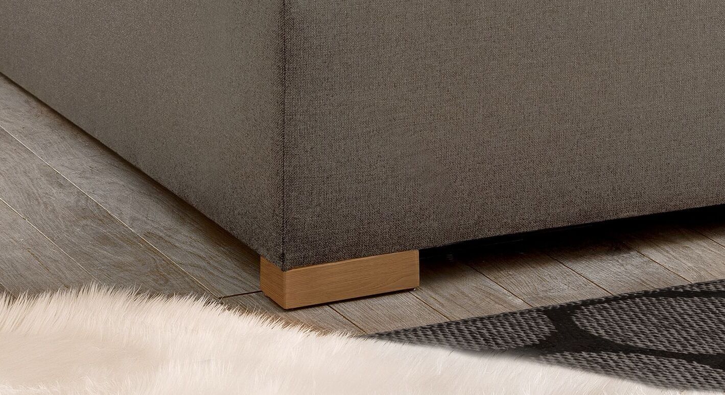 Die Holzfüße im Farbton Eiche unterstreichen die klassisch-elegante Optik des Bettes.