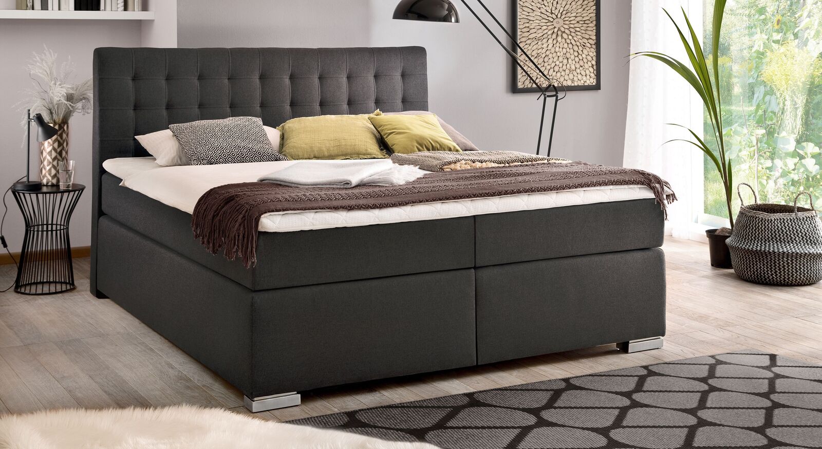 Klassische Eleganz strahlt das Boxspringbett "Santera" (hier mit Metallfüßen) in feinem anthrazitfarbenen Webstoff aus.
