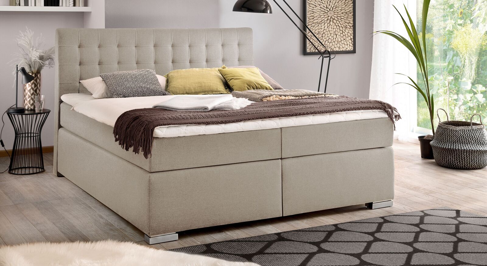 Als dezente Schlafstätte – insbesondere für kleine oder dunkle Räume – eignet sich das beigefarbene Bett "Santera" (Webstoff grob, mit Metallfüßen).