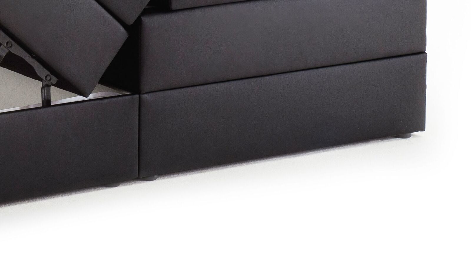 Die dezenten grauen Kunststoffgleiter fügen sich perfekt in das Gesamtbild ein und sorgen für einen sicheren Stand des Boxspringbettes.
