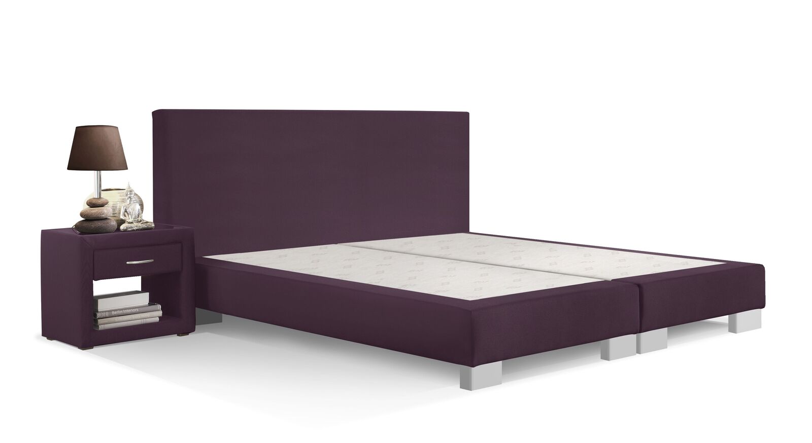 Einen spannenden Farbakzent setzen Sie mit der Boxspring-Base "Polar" im Farbton Beere – hier kombiniert mit silbernen Füßen.