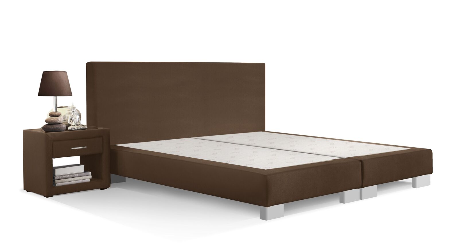 Klassisch schick wirkt die Boxspring-Base "Polar" mit braunem Bezug und silberfarbenen Füßen.