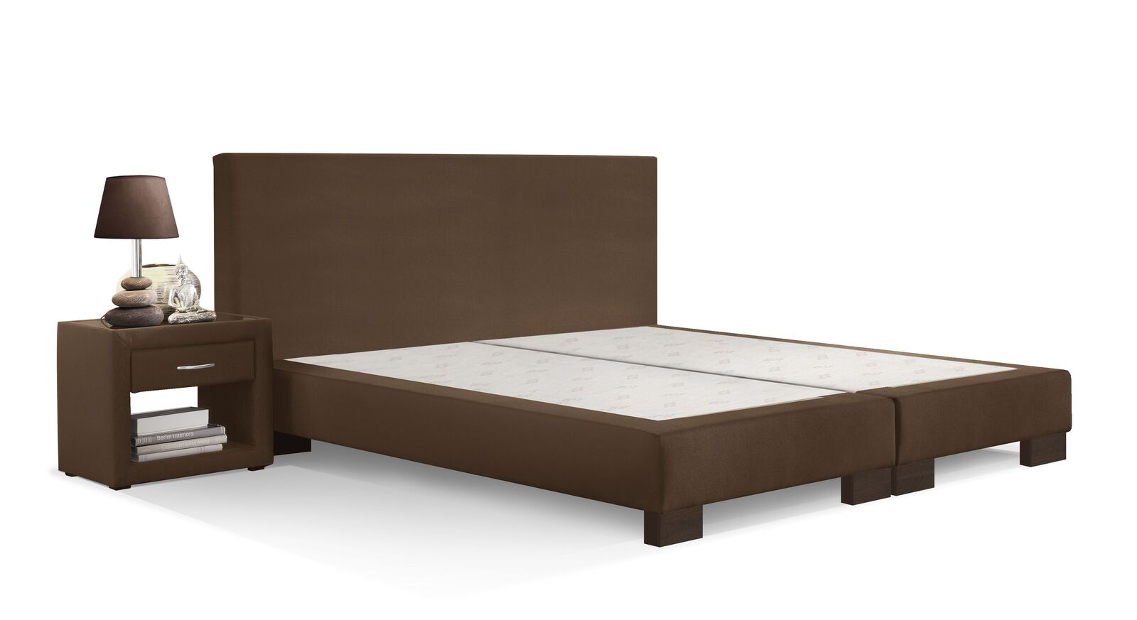 Ton in Ton begeistert die Boxspring-Base "Polar" mit braunem Bezug und wengefarbenen Beinen.