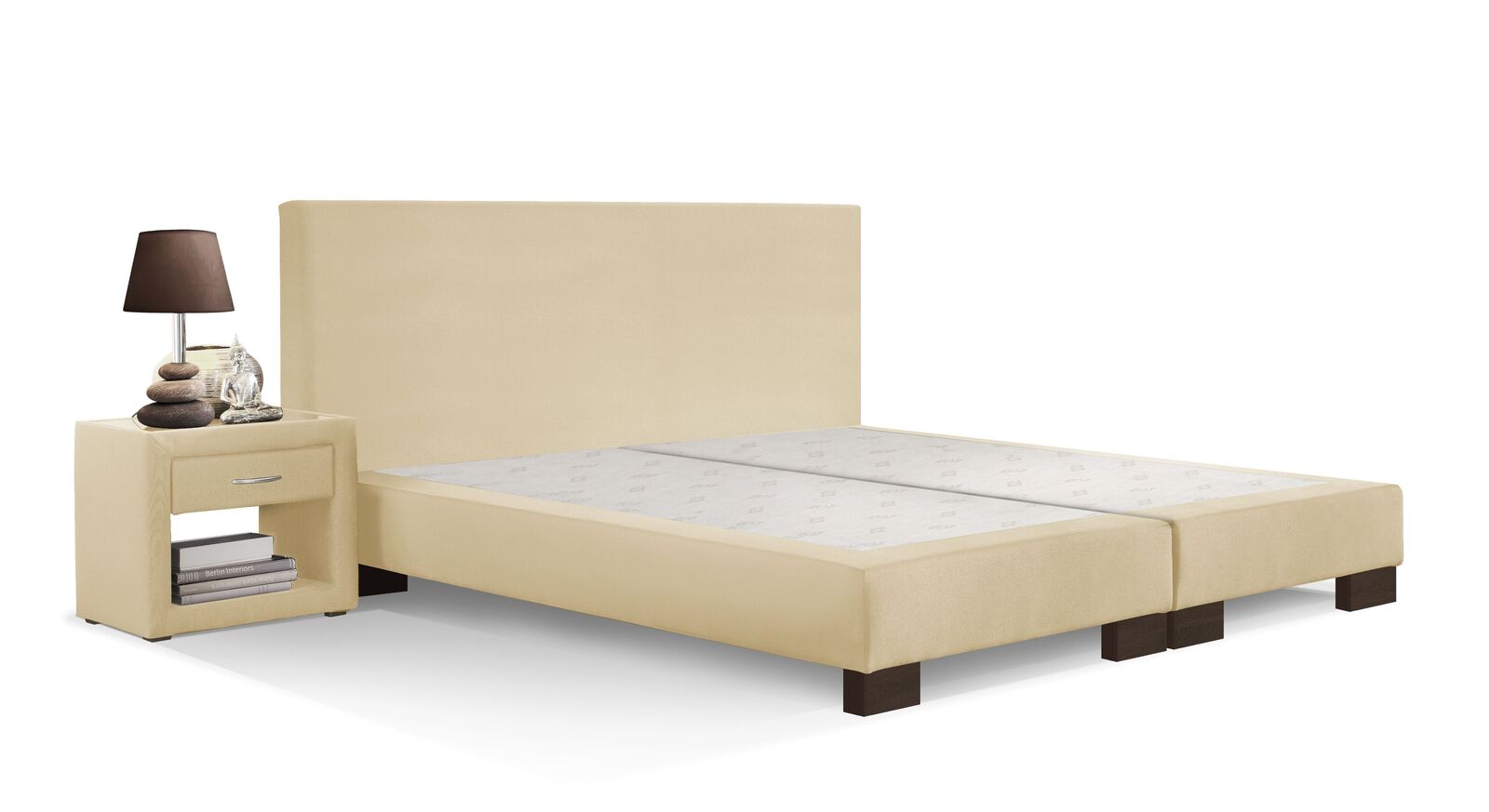 Kontrastreich: die Boxspring-Base "Polar" mit cremefarbenem Bezug und wengefarbenen Füßen.