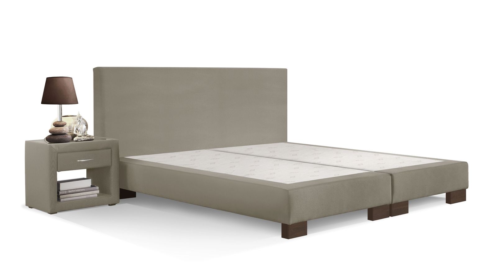 Die Holzfüße im Farbton Wenge verleihen der Boxspring-Base "Polar" (hier in der Farbe Taupe) eine warme Ausstrahlung.