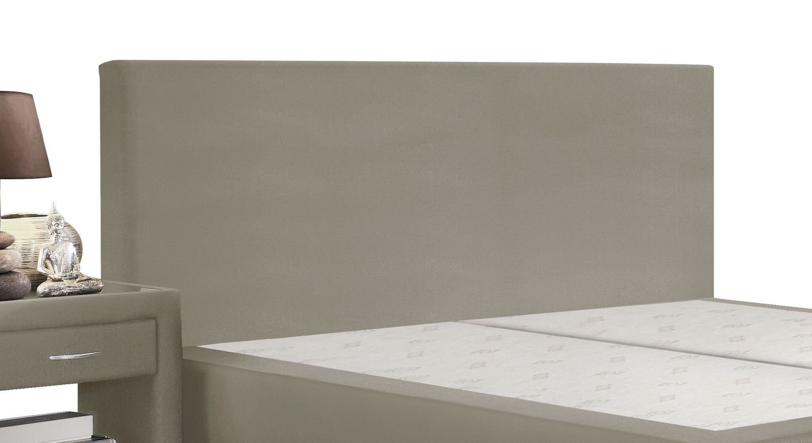 Zum Lieferumfang der Boxspring-Base gehört ein geradliniges Polsterkopfteil im gewählten Bezugsstoff.