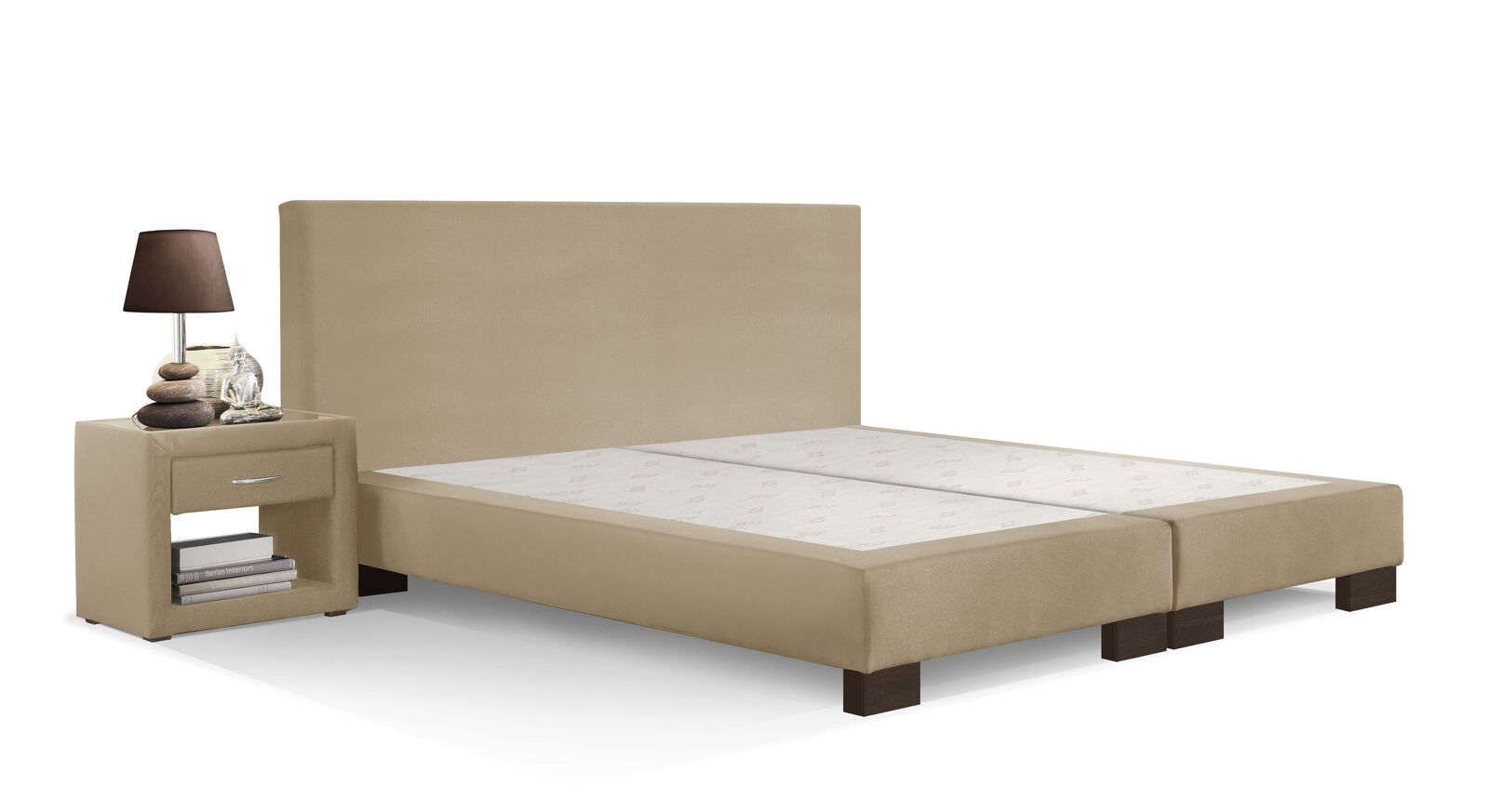 Wärme und Gemütlichkeit: die Boxspring-Base "Polar" mit naturfarbenem Bezug und Füßen im Farbton Wenge.