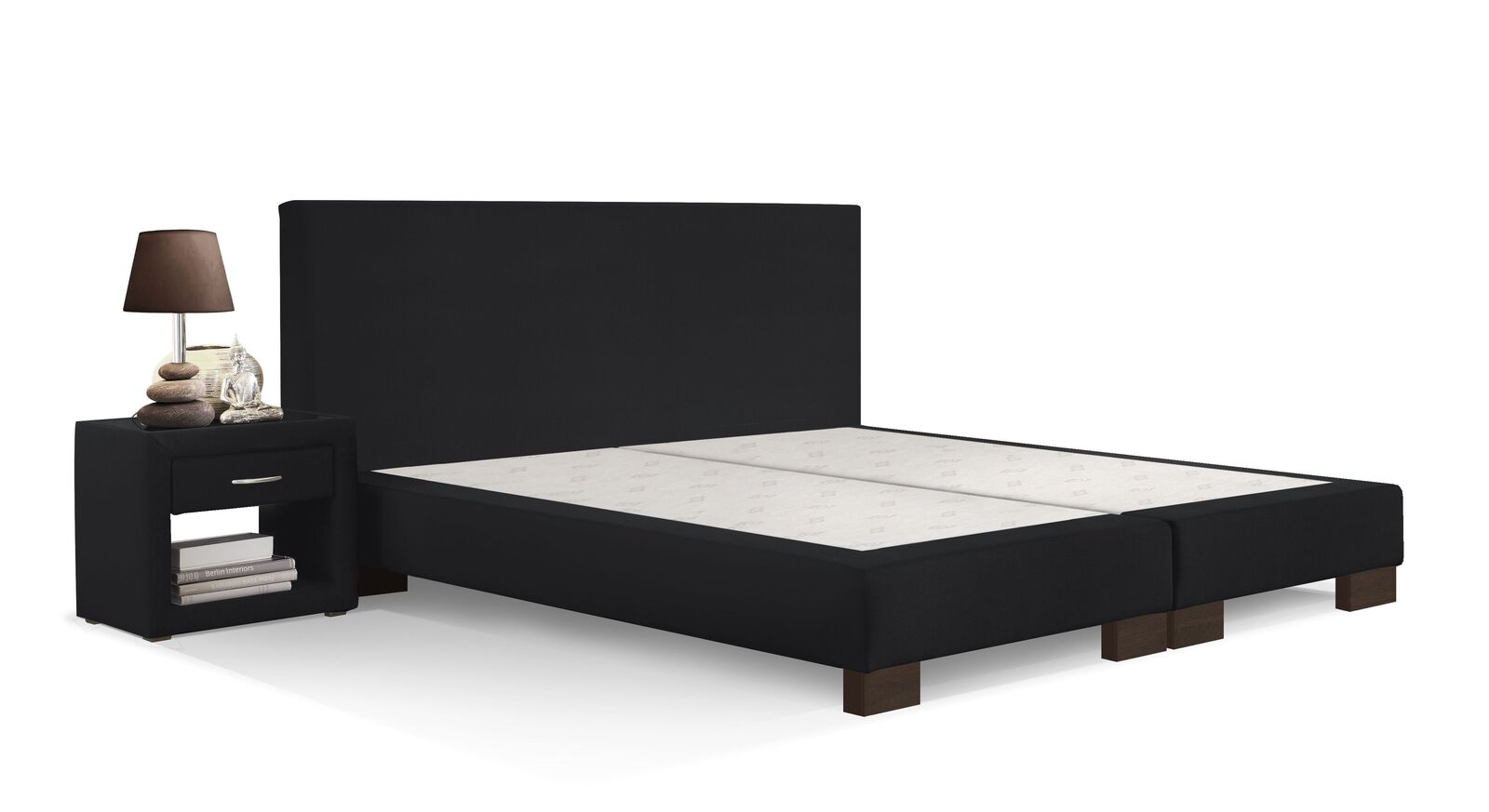 Genießen Sie erholsame Nächte mit der Boxspring-Base "Polar" – hier mit schwarzem Bezug und wengefarbenen Beinen.