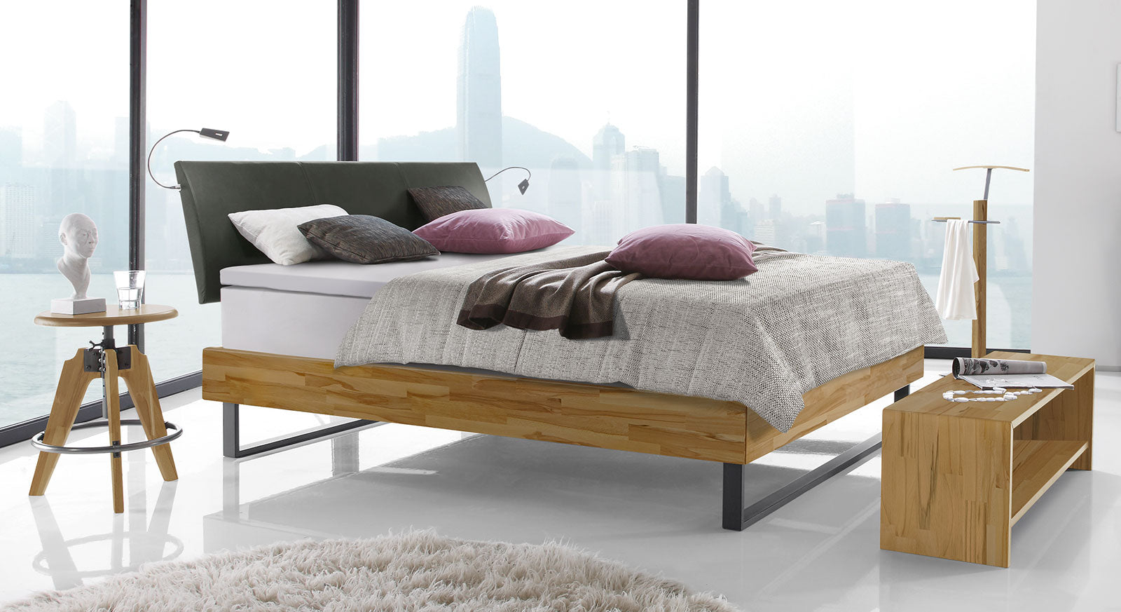 Natürliche Schönheit: das Bett "Agia" in geölter Kernbuche mit Boxspringausstattung.