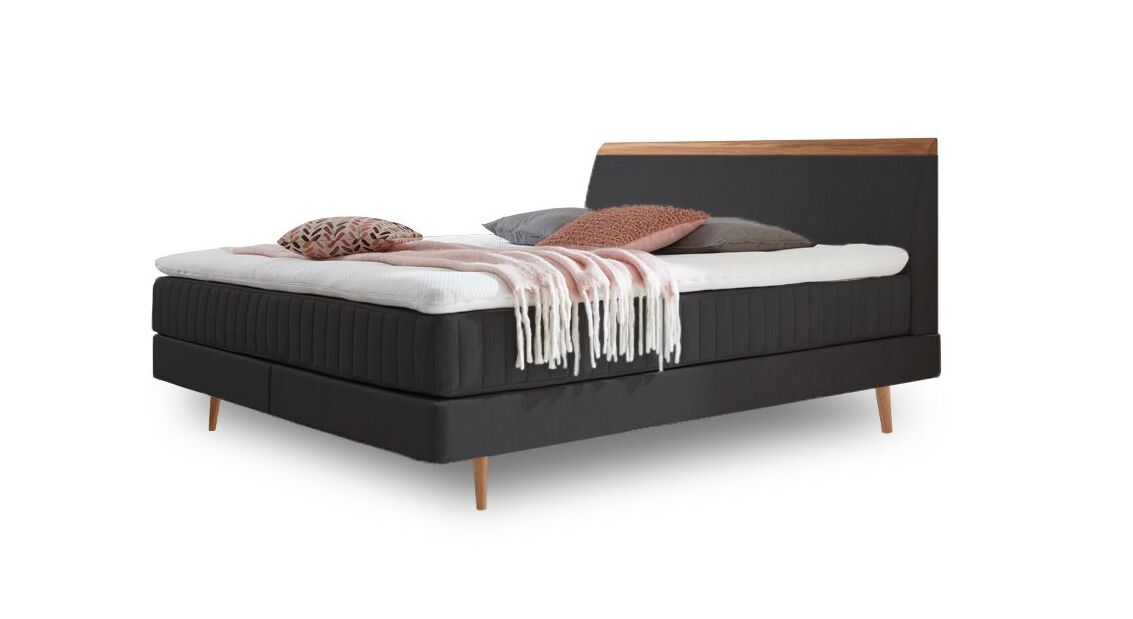 Das charmante Skandi-Boxspringbett "Akela" – hier mit Webstoffbezug in Anthrazit.