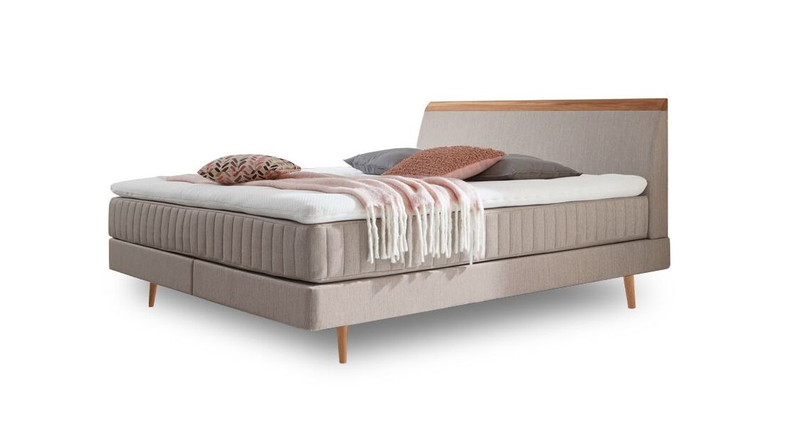 Das charmante Skandi-Boxspringbett "Akela" – hier mit Webstoffbezug in Creme.