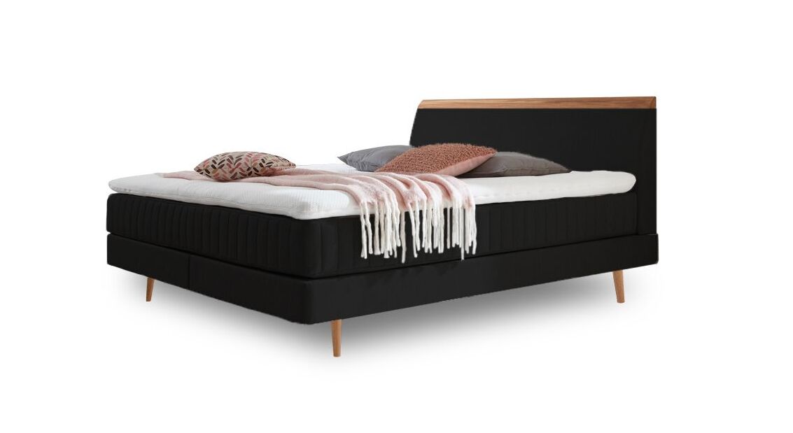 Das charmante Skandi-Boxspringbett "Akela" – hier mit Webstoffbezug in Schwarz.