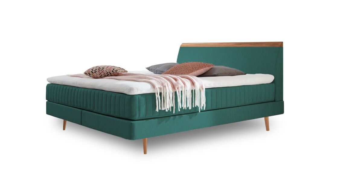 Das charmante Skandi-Boxspringbett "Akela" – hier mit Webstoffbezug in Türkis.