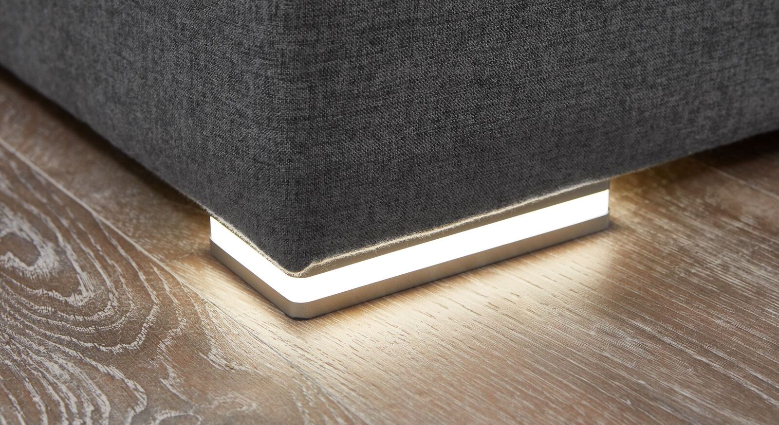 Stehen Sie aus dem Bett auf, weist Ihnen die in den Füßen integrierte LED-Beleuchtung für ca. 35 Sekunden den Weg.