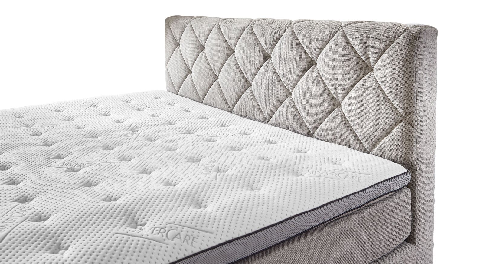 Das angenehm gepolsterte Kopfteil ist mit einer attraktiven Rautensteppung versehen.