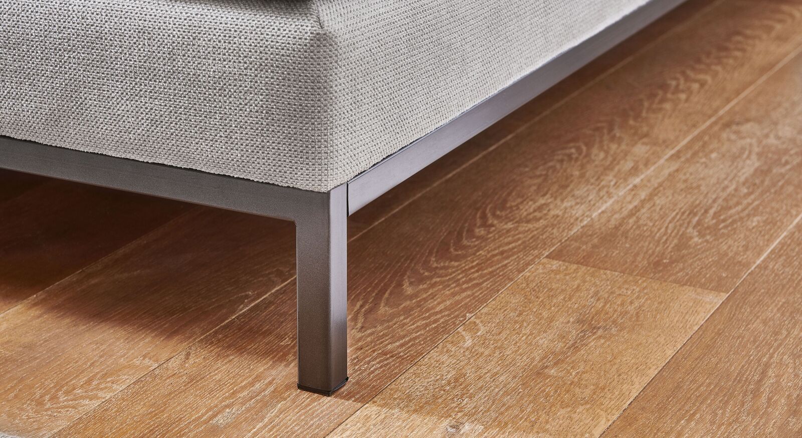 Für einen Hingucker sorgt das stabile Untergestell aus anthrazitfarben pulverbeschichtetem Metall.