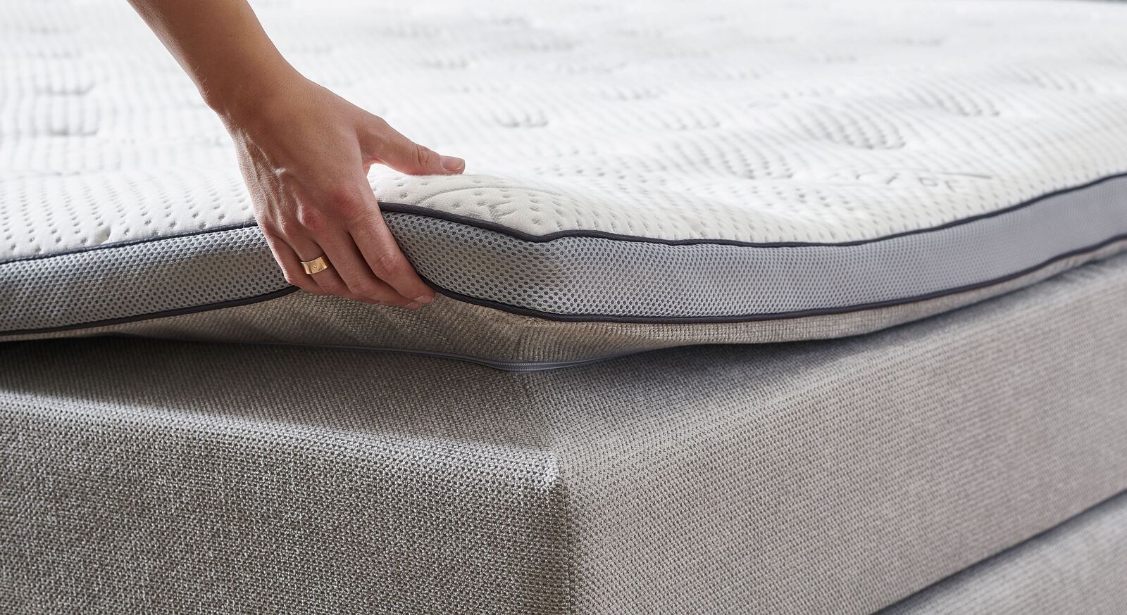 Der Topper wird mithilfe eines Reißverschlusses an der Matratze befestigt, damit er nicht verrutschen kann.