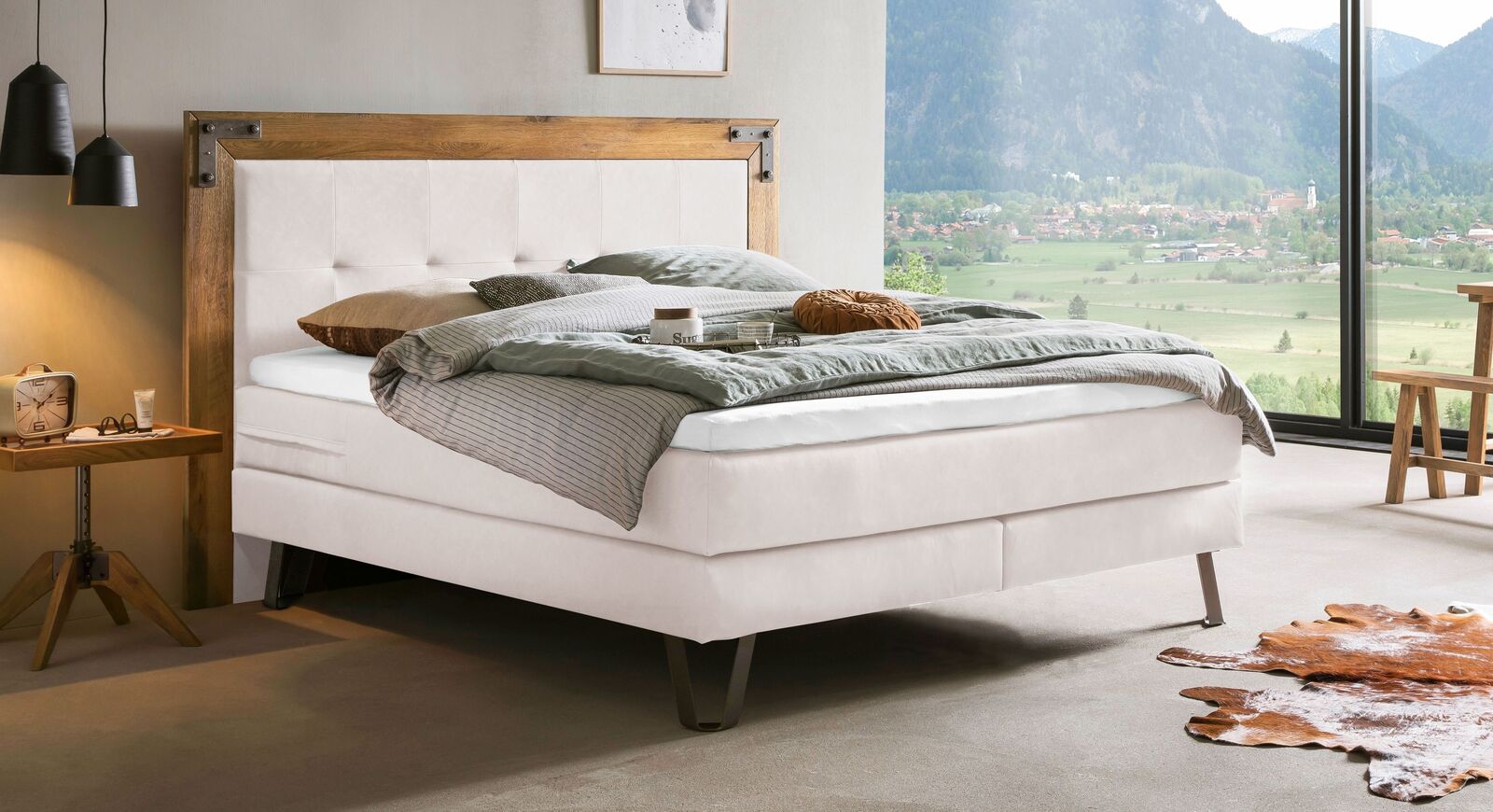 Das Boxspringbett "Arnberg" bietet Ihnen herausragenden Liegekomfort – hier mit weißem Kunstlederbezug.