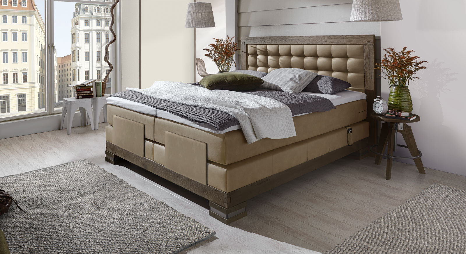 Das Boxspringbett "Aronia Elektro" – hier in beigebraunem Kunstleder und coffeefarbener Wildeiche.