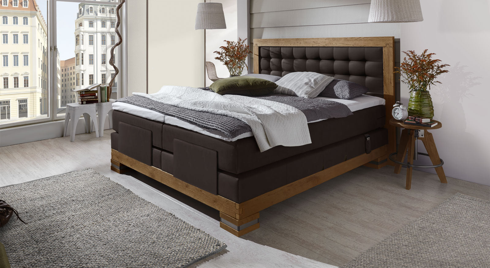 Charmantes Boxspringbett "Aronia Elektro" (hier in Wildeiche natur und dunkelbraunem Kunstleder).