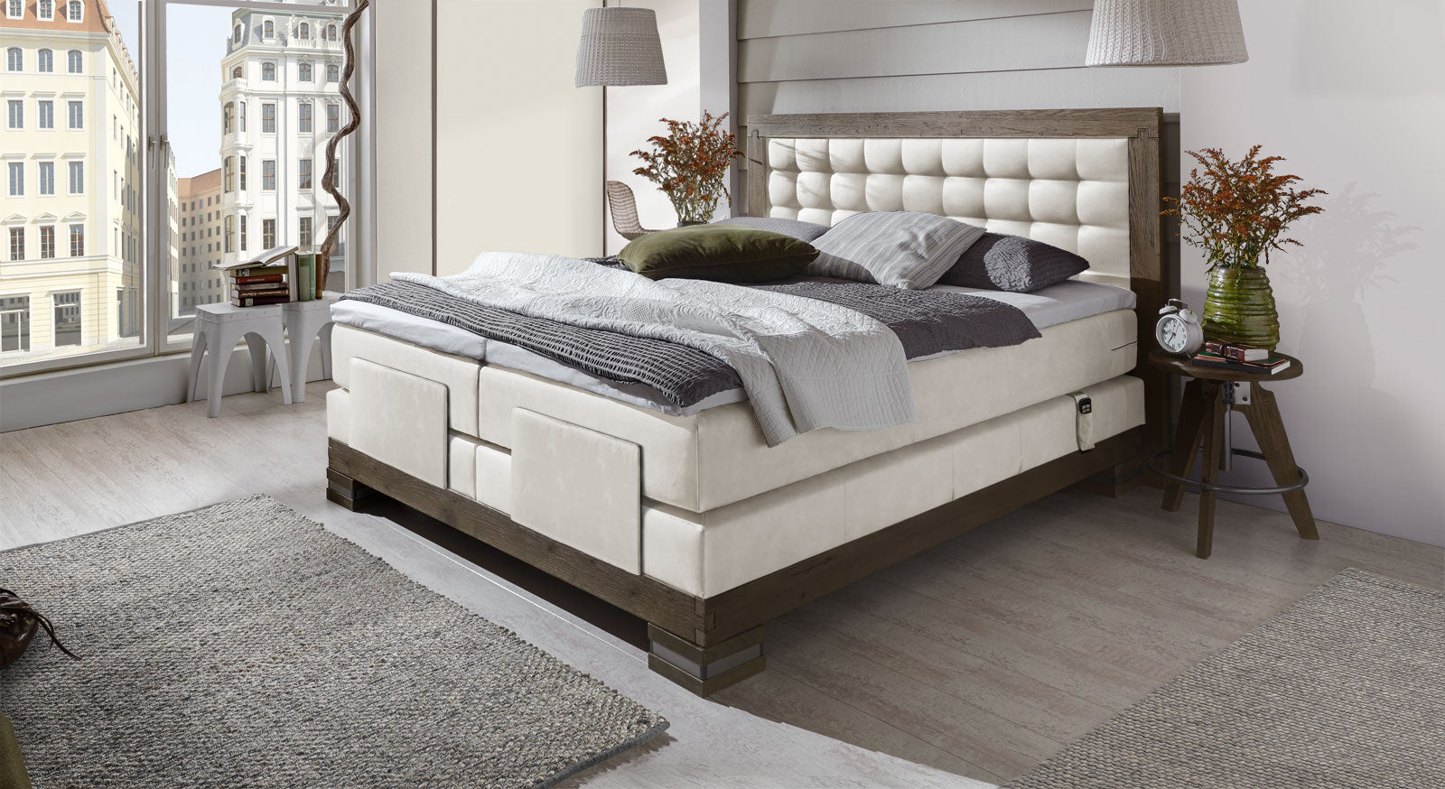 Das Boxspringbett in einer modernen Kombination aus weißem Luxus-Kunstleder und Wildeiche coffee.