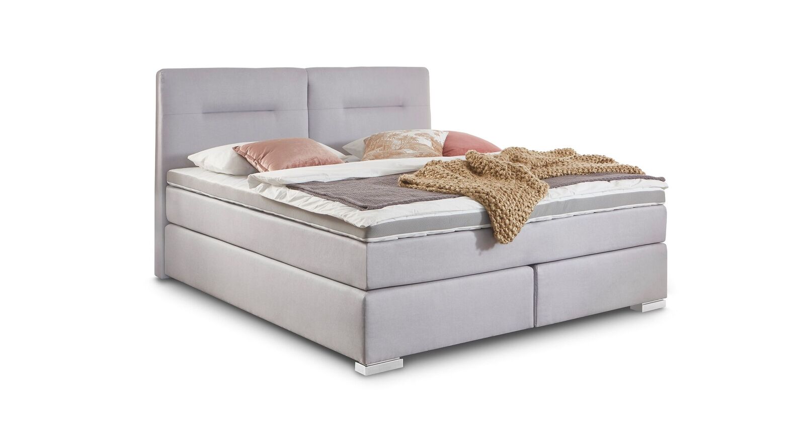 Genießen Sie erholsame Nächte in Ihrem neuen Boxspringbett "Carlita" – hier mit hellgrauem Webstoffbezug und Füßen in Edelstahloptik.