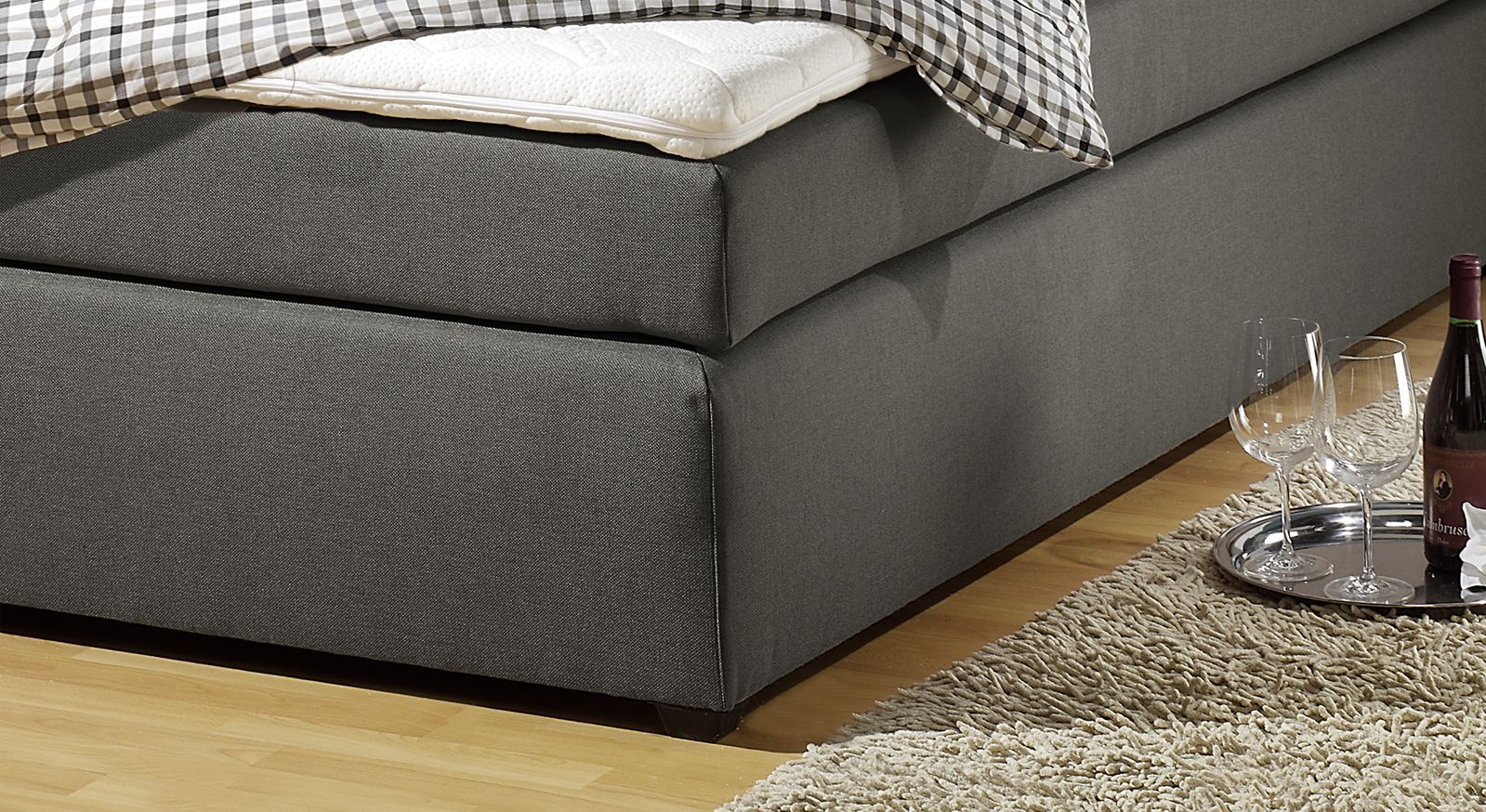 Die soliden Bettbeine sorgen für einen sicheren Stand und eine gleichmäßige Verteilung des Gewichts.