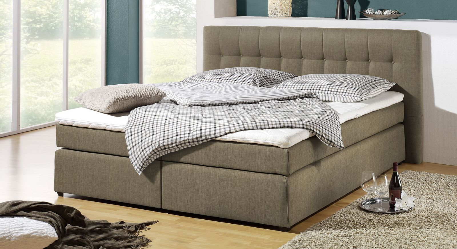 Der graubraun melierte Farbton steht dem gemütlichen Boxspringbett "Chicago" ausgezeichnet.