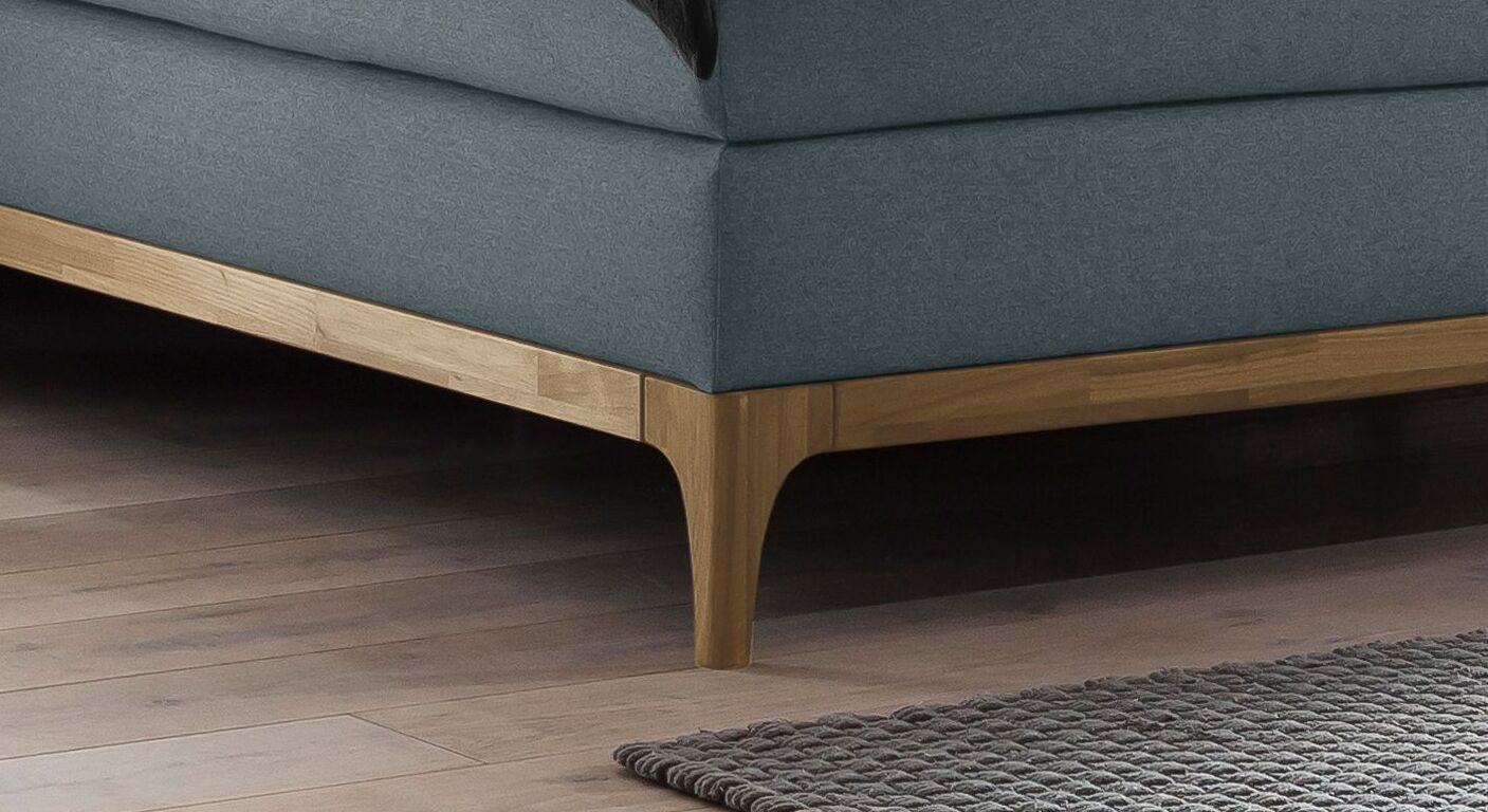 Die filigrane Form der Massivholzbeine verleiht dem Boxspringbett "Conrado" eine elegante Leichtigkeit.