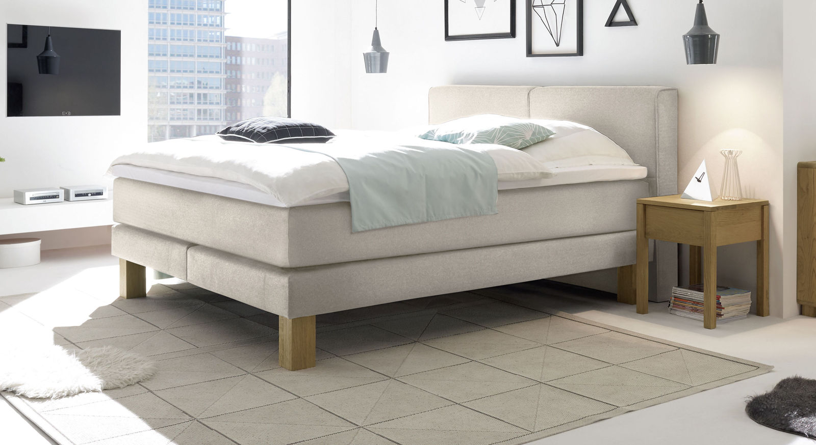 Im eleganten Boxspring-Doppelbett "Coro" (hier in Beige) genießen Sie traumhafte Nächte.
