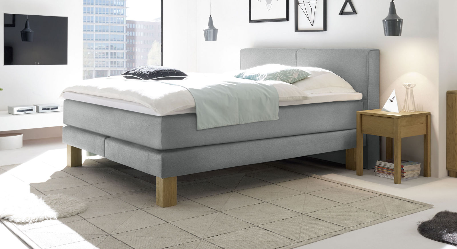 Verwandeln Sie Ihr Schlafzimmer mit dem Boxspringbett "Coro" (hier in Weißgrau) in eine Wohlfühloase.