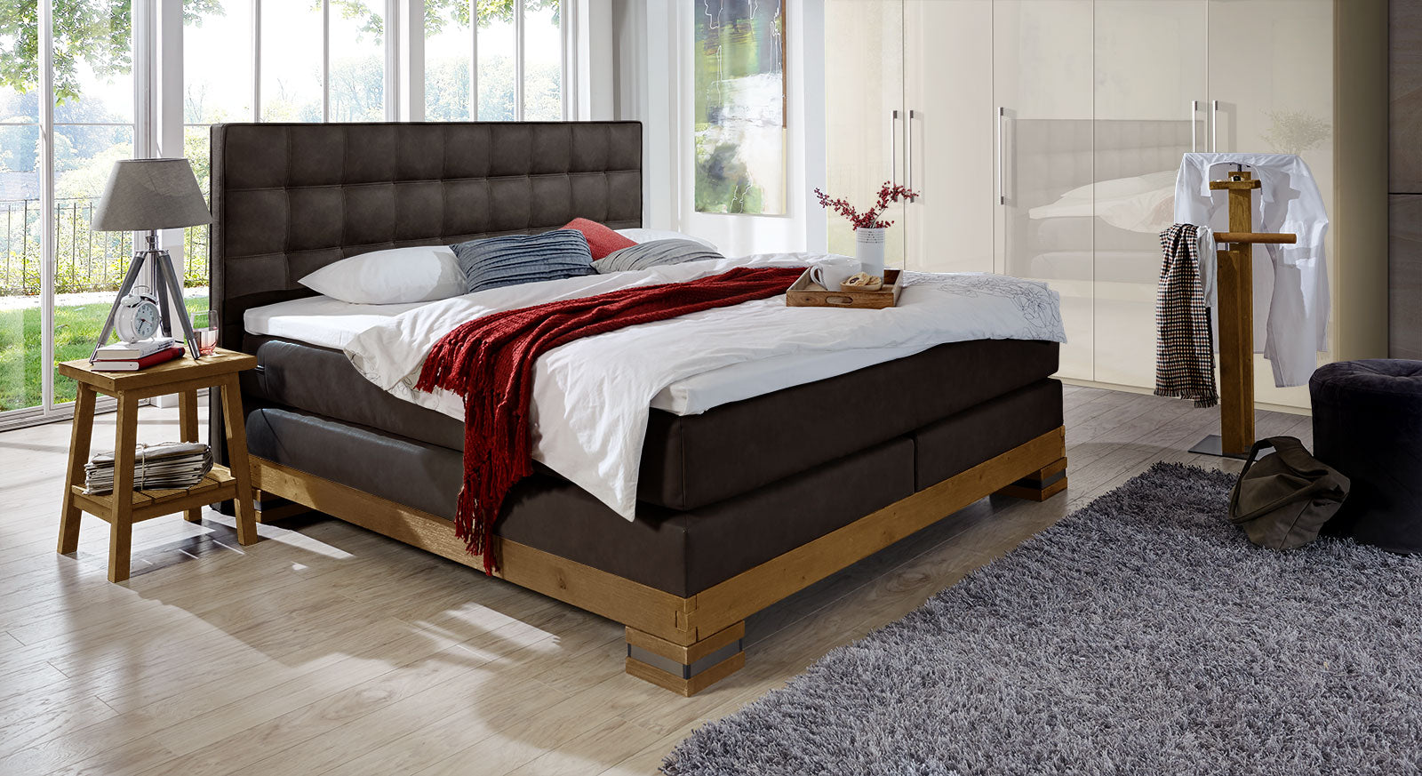 Natürliche Ausstrahlung: das Boxspringbett in Wildeiche natur und dunkelbraunem Kunstleder.