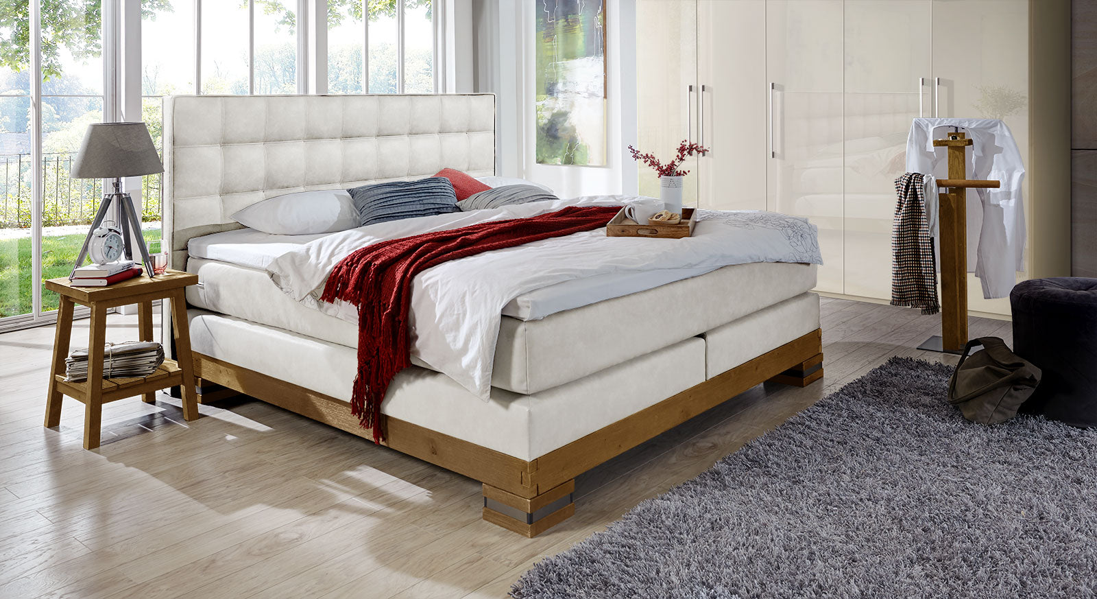 Das gemütliche Boxspringbett "Cueno" – hier in Wildeiche natur und weißem Luxus-Kunstleder.