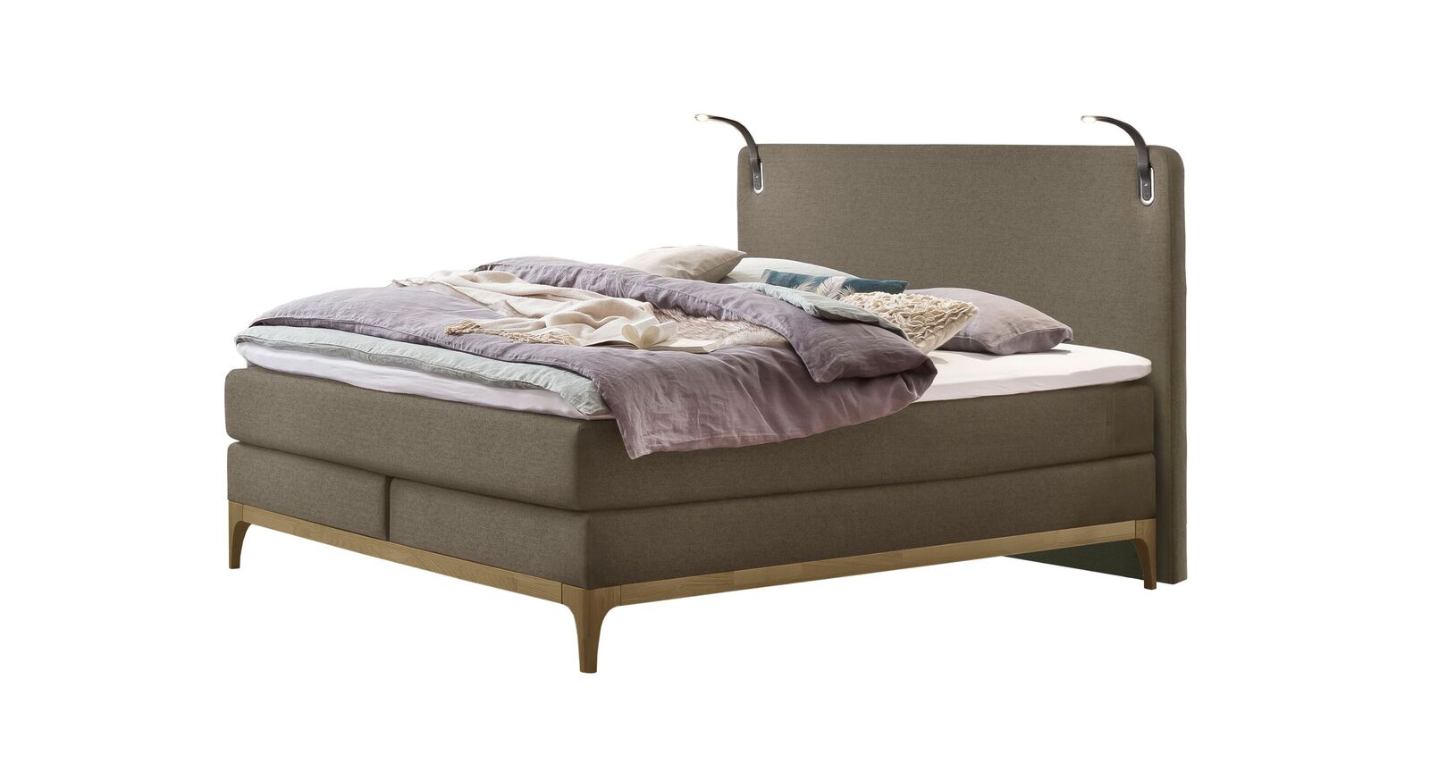In der Farbe Sand harmonieren der Bezug und der Massivholzsockel des Boxspringbettes "Danilo" perfekt miteinander.