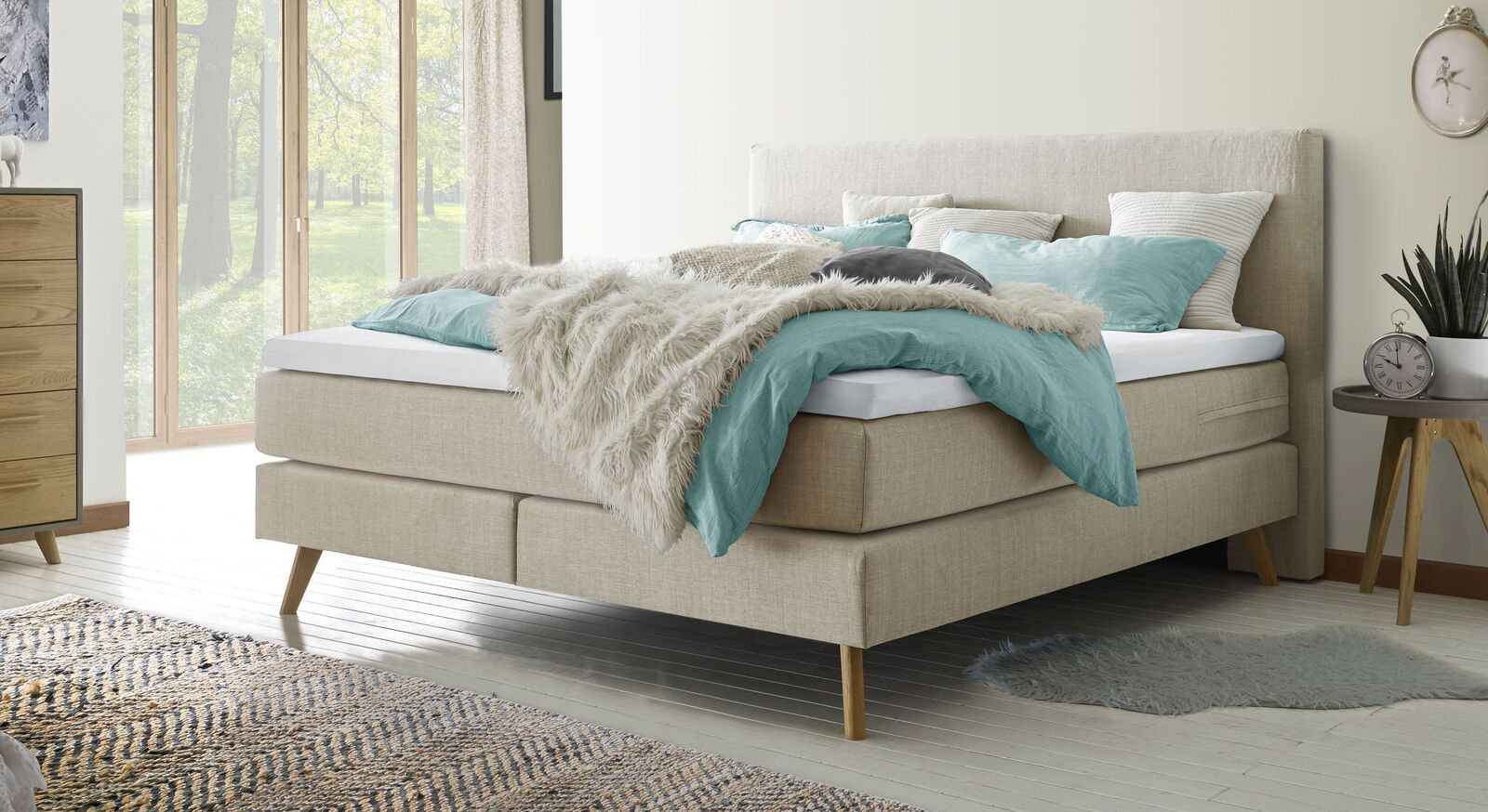 Natürlich gemütlich: das Boxspringbett "Esra" mit beigefarbenem Webstoffbezug.