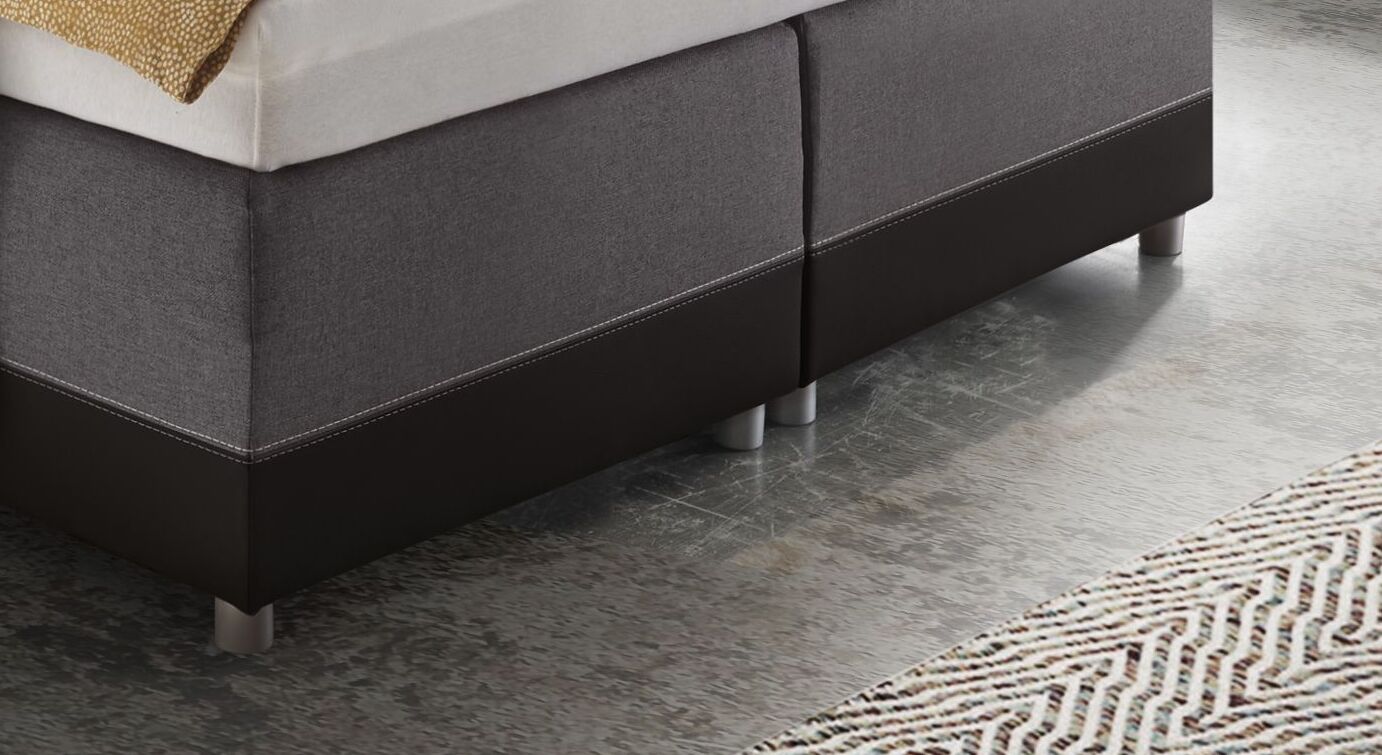 Getragen wird das Boxspringbett von runden Bettbeinen in Silber, die den modernen Charakter des Bettes noch betonen.