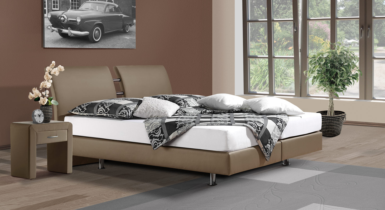 Das Boxspringbett "Fernando" besticht durch seine luftige Optik – hier mit Kunstleder in Taupe.
