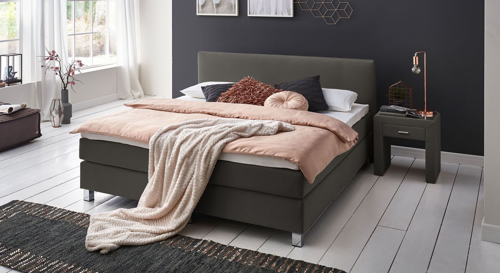 Der Klassiker unter den Bezugsfarben: das 53 cm hohe Boxspringbett im anthrazitfarbenen Webstoff.