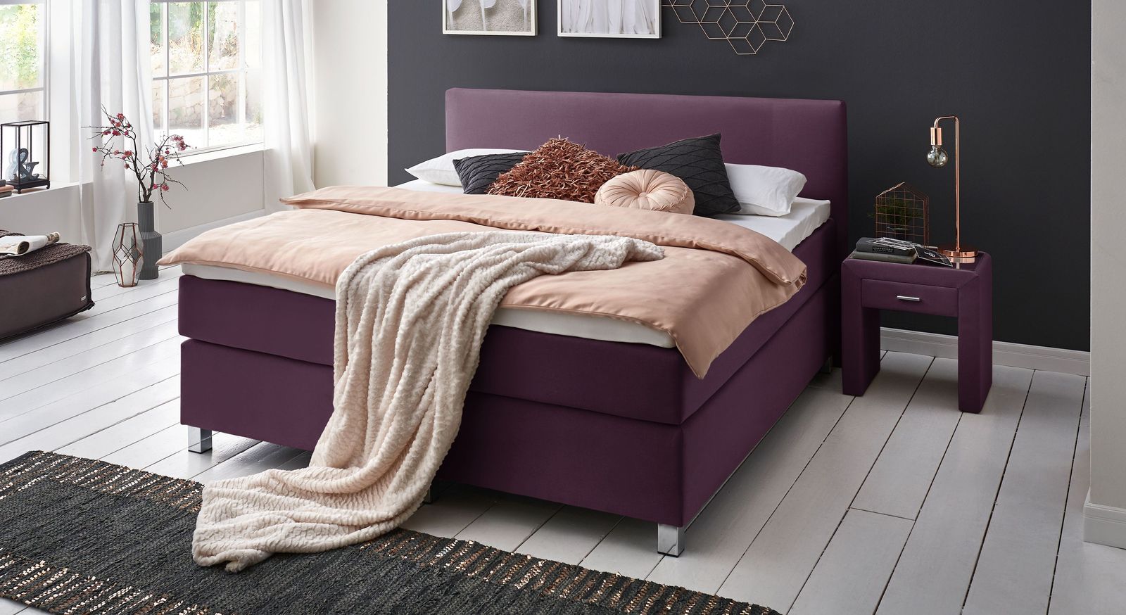 Im Farbton Beere sorgen Sie mit dem Boxspringbett "Ferryland" (Liegehöhe 66 cm) für edle Farbakzente.